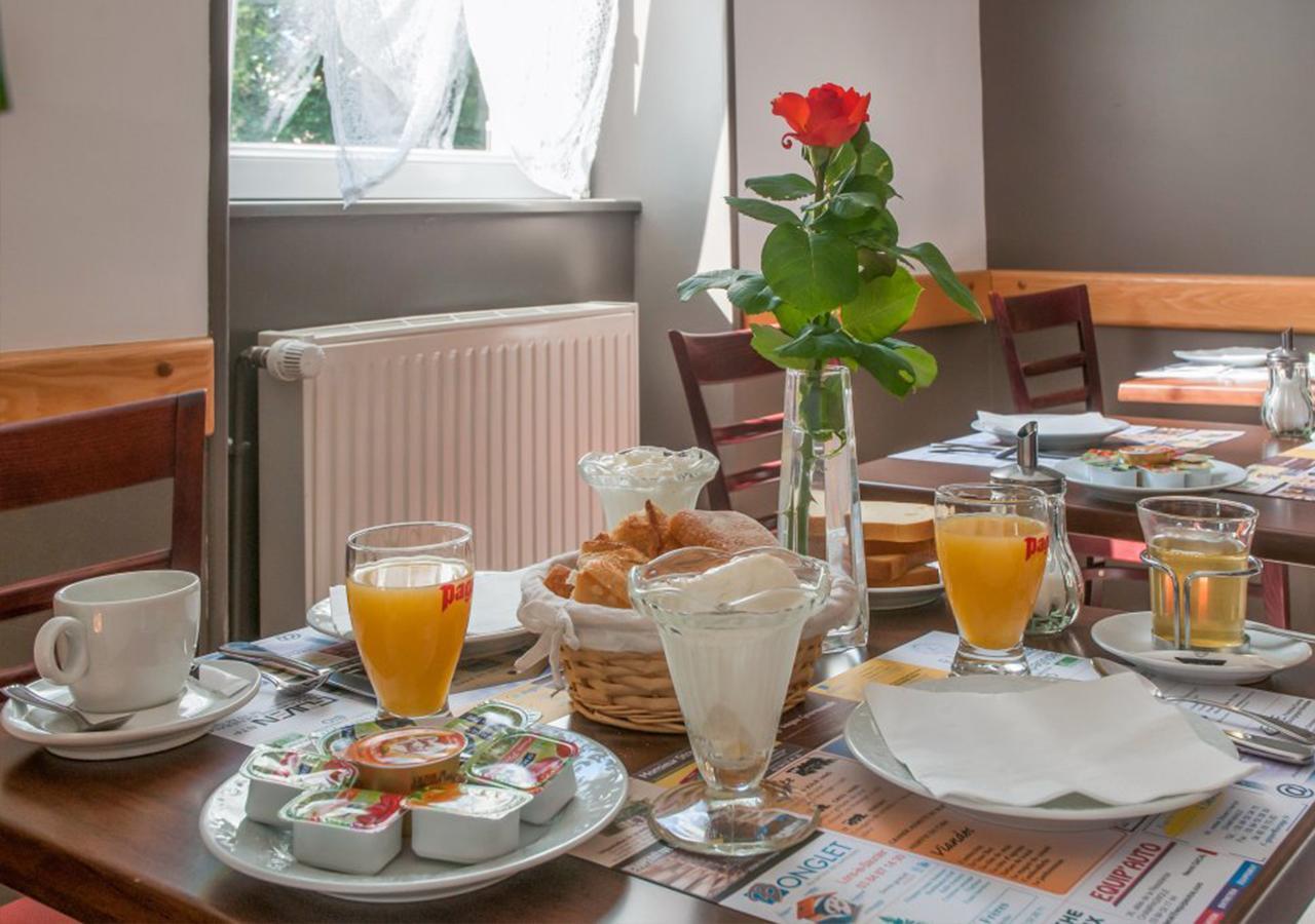 Cafe Hotel De La Gare Champagnole Exteriér fotografie